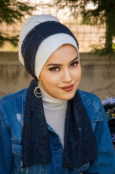 Beyaz Lacivert Desen Fularlı Bone ürün görseli