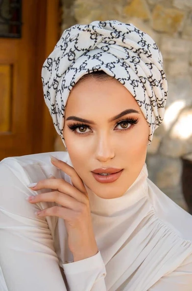 Beyaz Hat Desen Burgu Detaylı Bone ürün görseli