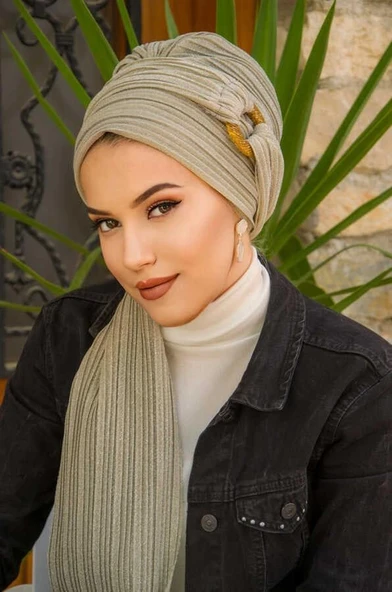 Ekru Piliseli Gold Toka Detaylı Atkılı Bone ürün görseli