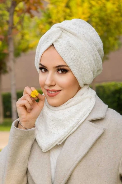 Beyaz Triko Kışlık Burgu Bone Ve Etol Takım ürün görseli