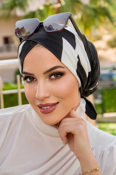 Siyah Beyaz Desen Çapraz Bone ürün görseli