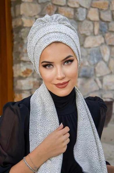 Beyaz Siyah Puanlı Atkılı Bone ürün görseli