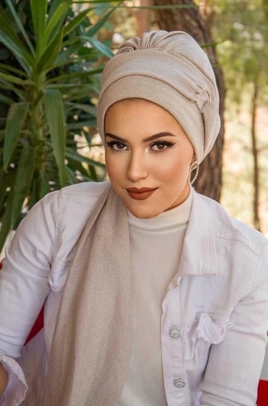 İnci Pudrası Işıltılı Toka Detaylı Atkılı Bone ürün görseli