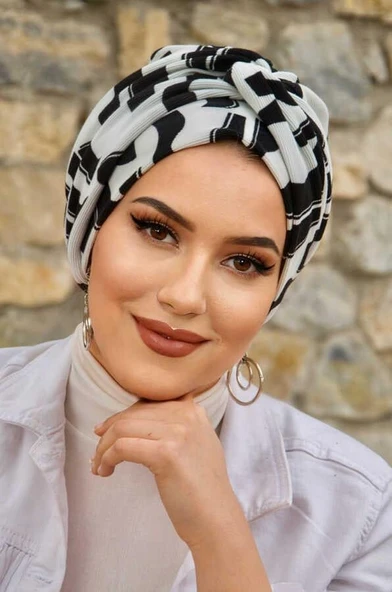 Siyah Beyaz Desenli Burgulu Bone ürün görseli