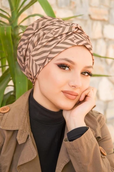 Kahve Bej Geometrik Desen Burgu Detaylı Bone - Resim 2