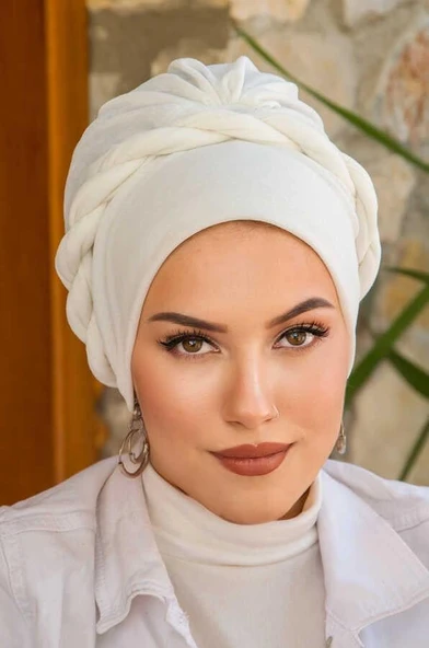 Kırık Beyaz Burgulu Bone ürün görseli