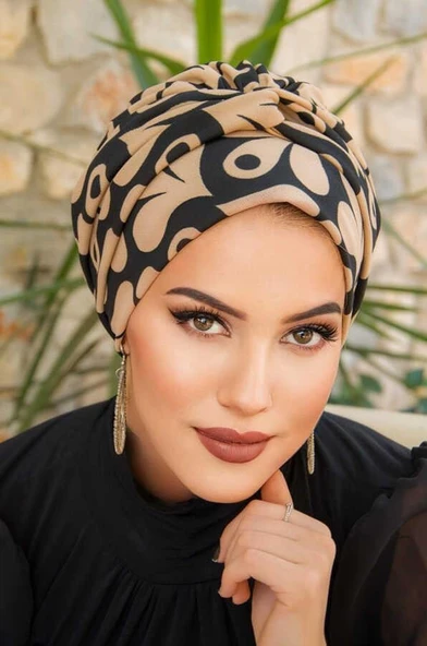 Siyah Bej Yaprak Desen Burgu Detaylı Bone ürün görseli