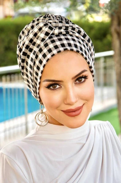 Siyah Ekose Burgu Detaylı Bone ürün görseli