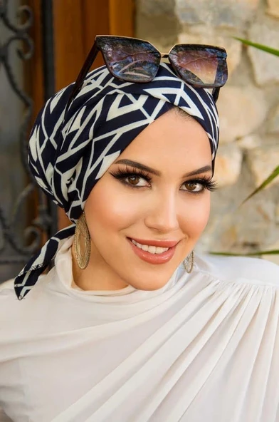 Lacivert Beyaz Geometrik Çapraz Bone ürün görseli