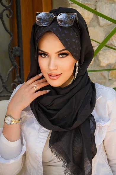 Siyah Çiçek Ön Desenli Şapka Şal ürün görseli