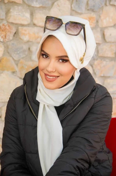 Beyaz Gold Düğmeli Tesettür Şapka - Resim 2