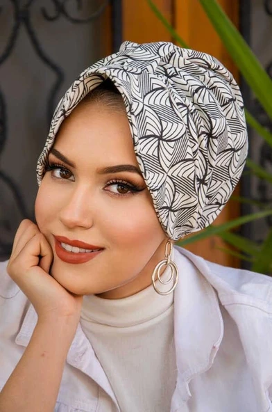 Siyah Beyaz Spiral Desenli Tesettür Şapka Bone ürün görseli