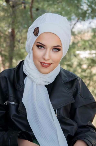 Kırık Beyaz Fitilli Armalı Tesettür Bere ürün görseli