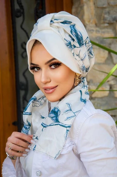 Beyaz Lacivert Yaprak Şapkalı Bone ürün görseli