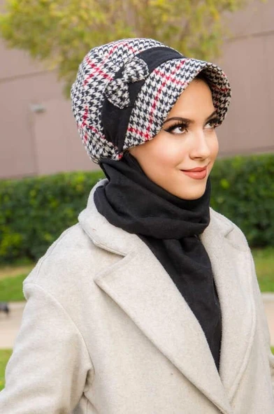 Siyah Kırmızı Kazayağı Fiyonk Aksesuarlı Tesettür Şapka - Resim 3