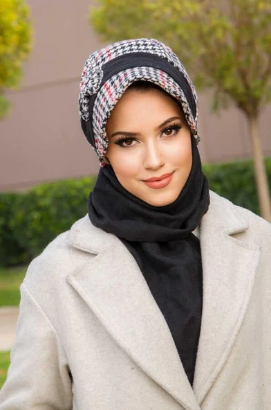 Siyah Kırmızı Kazayağı Fiyonk Aksesuarlı Tesettür Şapka ürün görseli