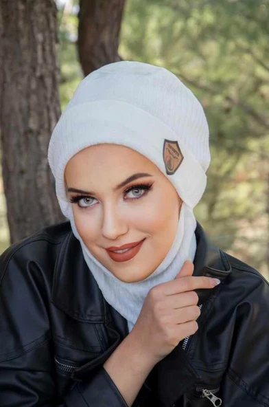 Kırık Beyaz Fitilli Armalı Maskeli Bere ürün görseli