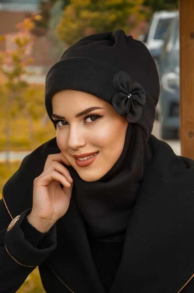 Siyah Çiçek Maskeli Bere ürün görseli