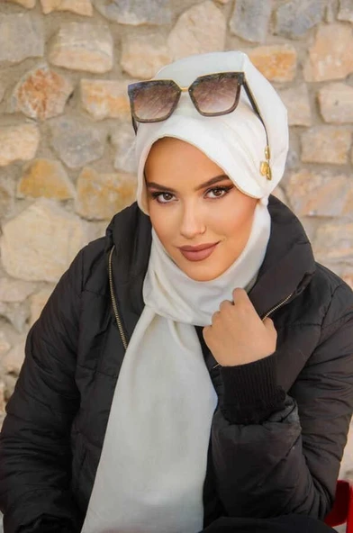 Beyaz Gold Düğmeli Tesettür Şapka ürün görseli