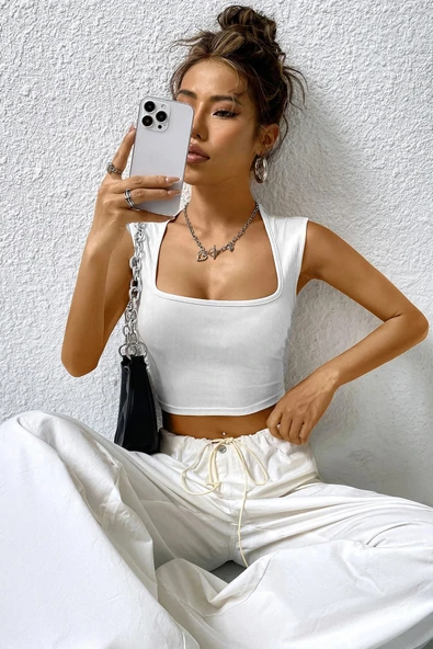Kadın Beyaz Kare Yaka Kalınlaşan Omuz Detaylı Crop Top Bluz - Resim 6