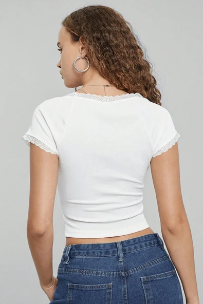 Kadın Beyaz Göğsü ve Kolları Dantelli Fiyonklu Kısa Kol Crop Top Bluz - Resim 2