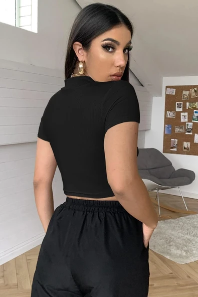Kadın Siyah Göğüs Dekolteli Yarım Kollu Cut Out Crop Top Bluz - Resim 2