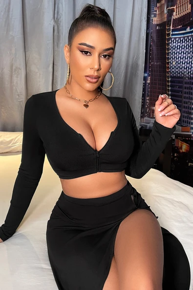 Kadın Siyah Uzun Kol Göğüs ve Göbek Dekolteli Fermuarlı Crop Top Bluz ürün görseli