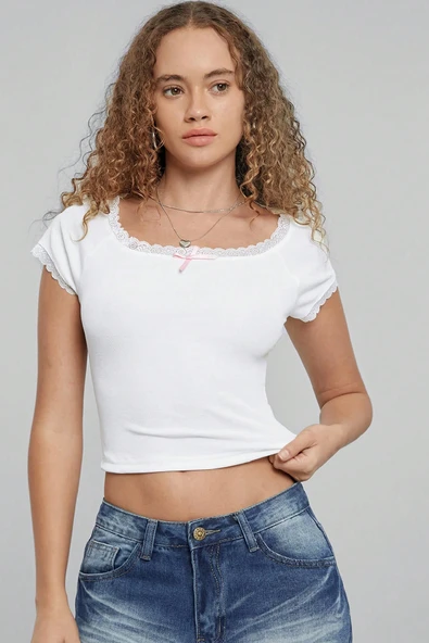 Kadın Beyaz Göğsü ve Kolları Dantelli Fiyonklu Kısa Kol Crop Top Bluz - Resim 5
