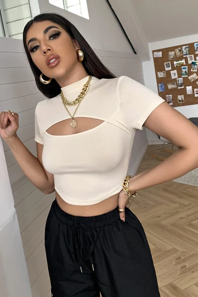 Kadın Ekru Göğüs Dekolteli Yarım Kollu Cut Out Crop Top Bluz ürün görseli