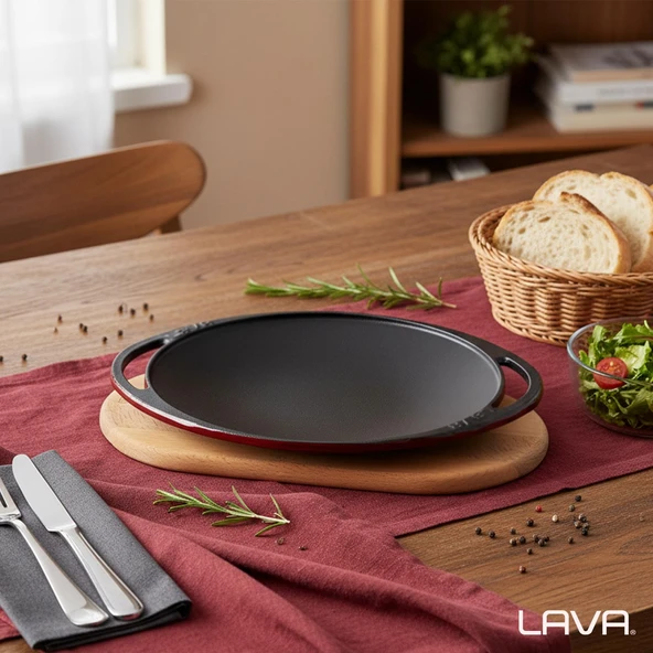 Lava Döküm Yuvarlak Saç Kavurma Tavası Döküm Demir Yekpare Çift Kulplu Kayın Servis Ahşabı Çap(Ø)28cm.-Bordo - Resim 7