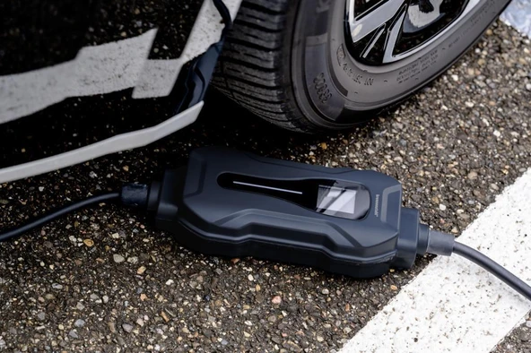 Brennenstuhl E-Mobility Serisi Ev Tipi Elektrikli Araç Taşınabilir Şarj Istasyonu 8 Metre Kablolu 10 Amper 2,3 KW (Alman Menşeli) - 6