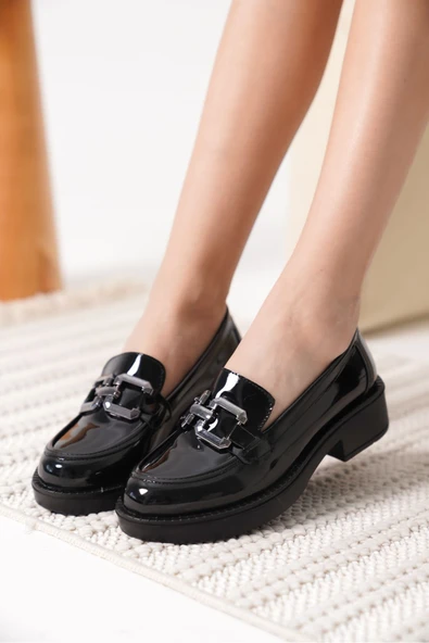Caro Kadın Rugan Siyah Gümüş Tokalı Loafer - 2