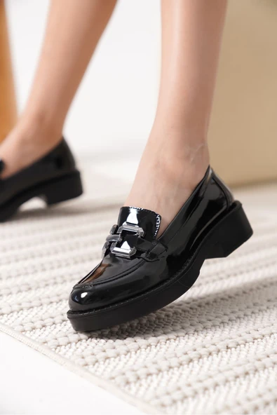 Caro Kadın Rugan Siyah Gümüş Tokalı Loafer - 7