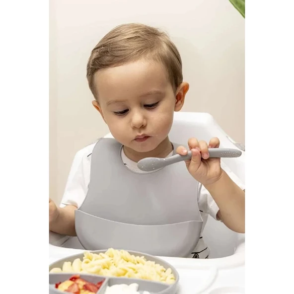 MDB Gri 3’lü Silikon Yemek Seti – Önlük + Diş Kaşıyıcılı Kaşık + Vakumlu Tabak - Resim 4