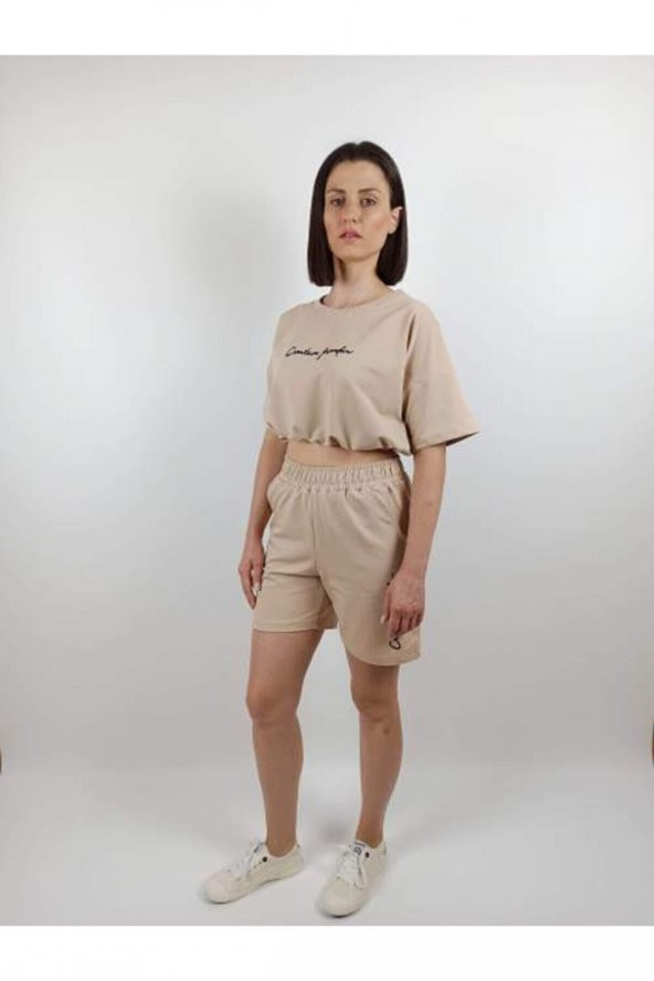 GO ON OUTFIT Kadın Önü Nakışlı T-Shirt Ve Bermuda Şortlu Bej Takım GOON150