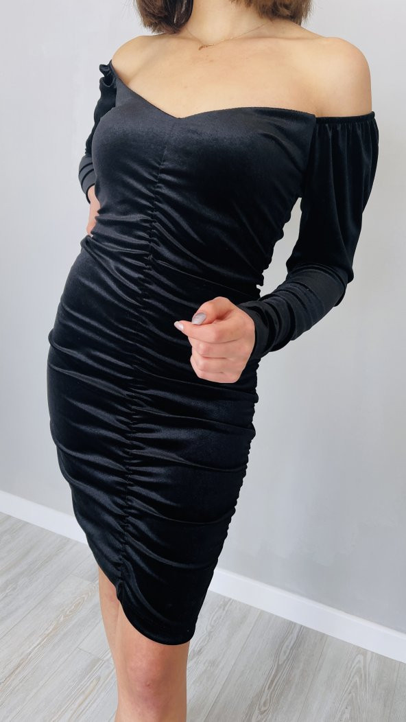 GO ON OUTFIT Kadın Siyah Kadife Kayık Yaka Önü Büzgü Detaylı Elbise GOON144