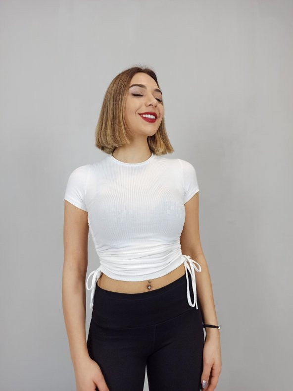 GO ON OUTFIT Kadın Beyaz Yanları Büzelebilir Kısa Kollu Fitilli Crop T-Shirt GOON85