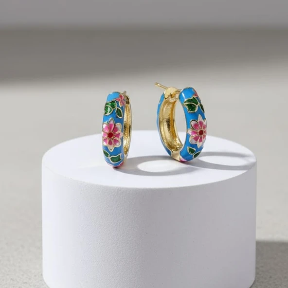 ÇİÇEK DESENLİ MİNELİ ÇELİK HALKA KÜPE