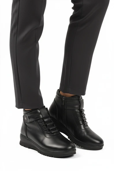 Voyager Siyah Hakiki Deri Fermuarlı Kadın Düz Bot ürün görseli