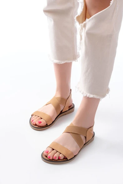 205-04 Bej Tek Bantlı Lastikli Hakiki Deri Ortopedik Taban Kadın Sandalet - Resim 3