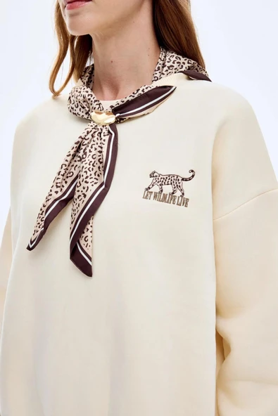 Quzu Fular ve Nakış Detaylı Kadın Sweatshirt - 8