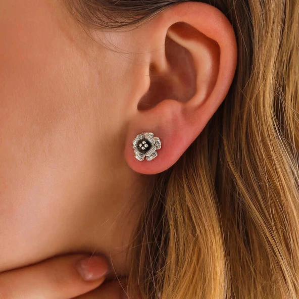 Gümüş Çivili Gül Kadın Küpe - Resim 2