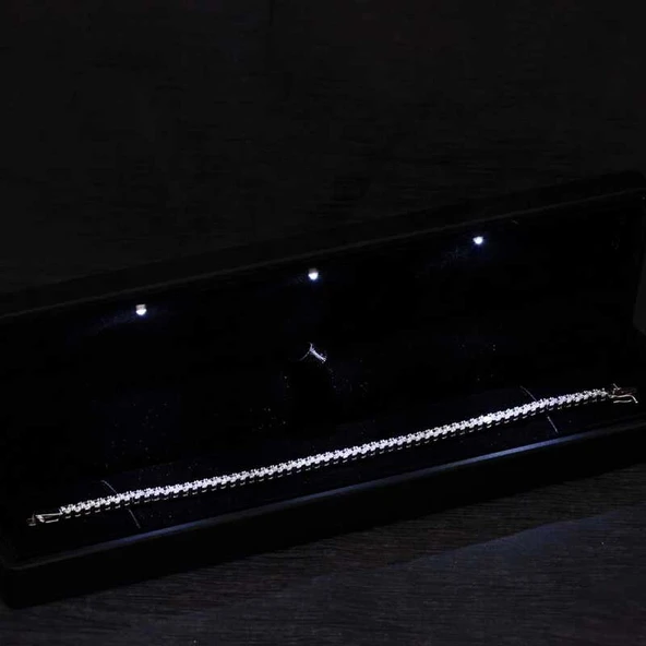 Gümüş Işıklı Kutulu 4 mm Beyaz Taşlı Su Yolu Kadın Bileklik ürün görseli 1