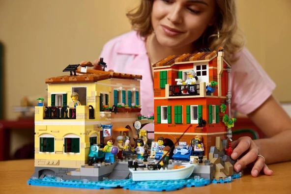 LEGO 21359 İtalyan Rivierası - Resim 6