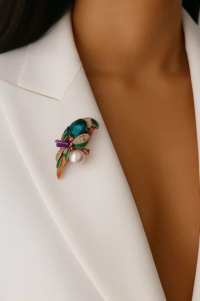 Kadın Renkli Zirkon Taşlı İnci Detaylı Papağan Broş ürün görseli