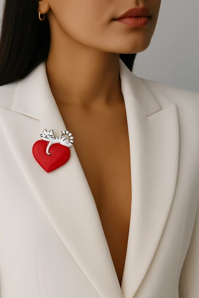 Kadın Kedi Figürlü Kırmızı Kalp Broş – Sevimli Tasarım Kararmaz Metal - Resim 2