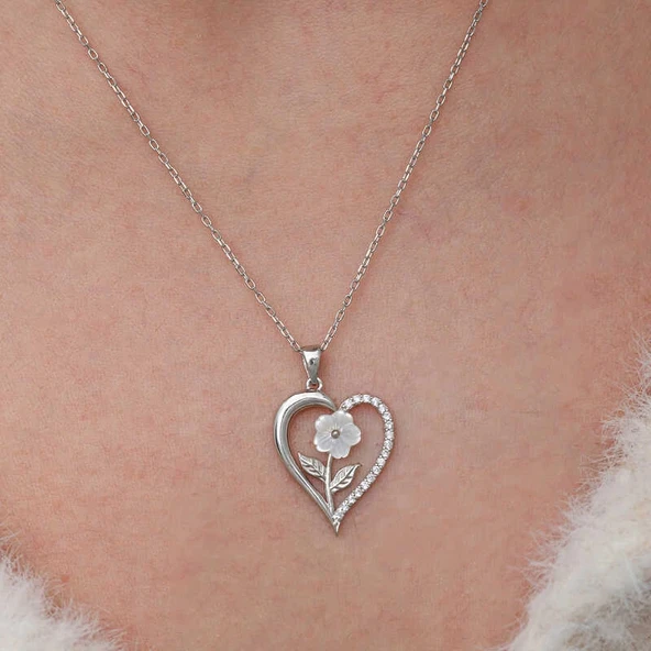 Gümüş Kalpli Beyaz Gül Kadın Kolye - Resim 3