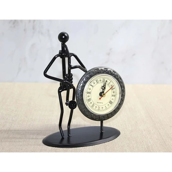 Metal Saatli Saksafon Çalan Müzisyen - Resim 2