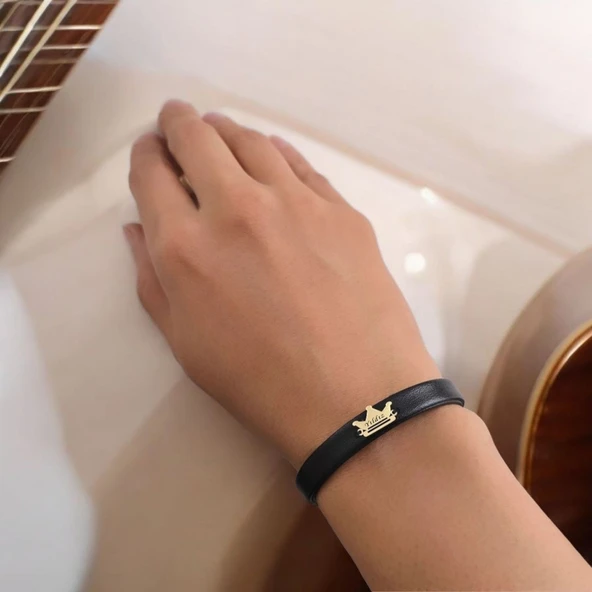 14 Ayar Altın Plakalı İsme Özel Taç Figürlü Doğal Siyah Derili Hediye Bileklik-503 - Resim 2