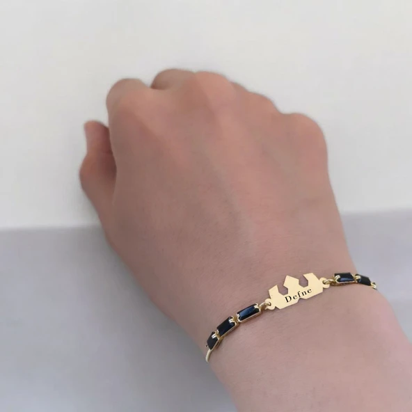 14 Ayar Altın Plakalı İsme Özel Taç Motifli Siyah Taş Desenli Altın Renkli Zincirli Hediye Bileklik-510 - Resim 2